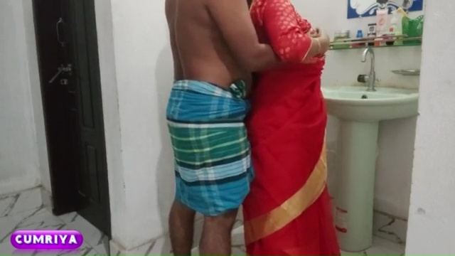 பாத்ரூம் கழுவ வந்த வேலைக்காரனுடன் வீட்டுமனைவி செக்ஸ்