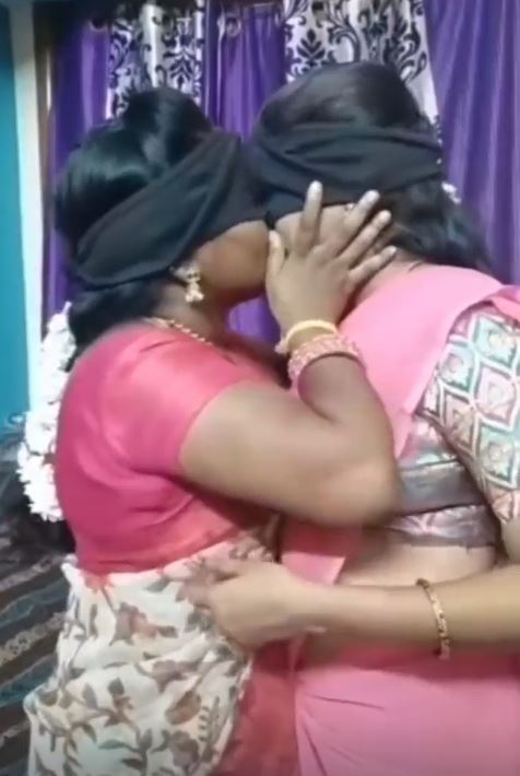 அக்கா மற்றும் மனைவியின் முத்தமிடும் காமப்படம்